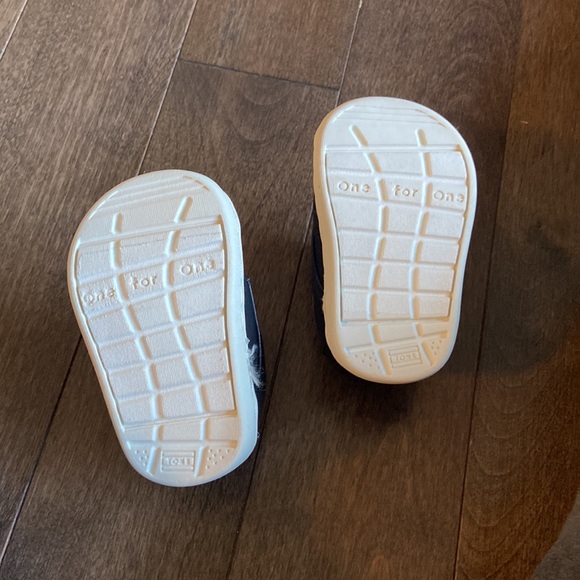 Toms size 2 - Picture 3 of 3